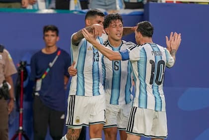 Tras su gol, Lisandro Martínez se abrazó con Cristian Romero y Lionel Messi