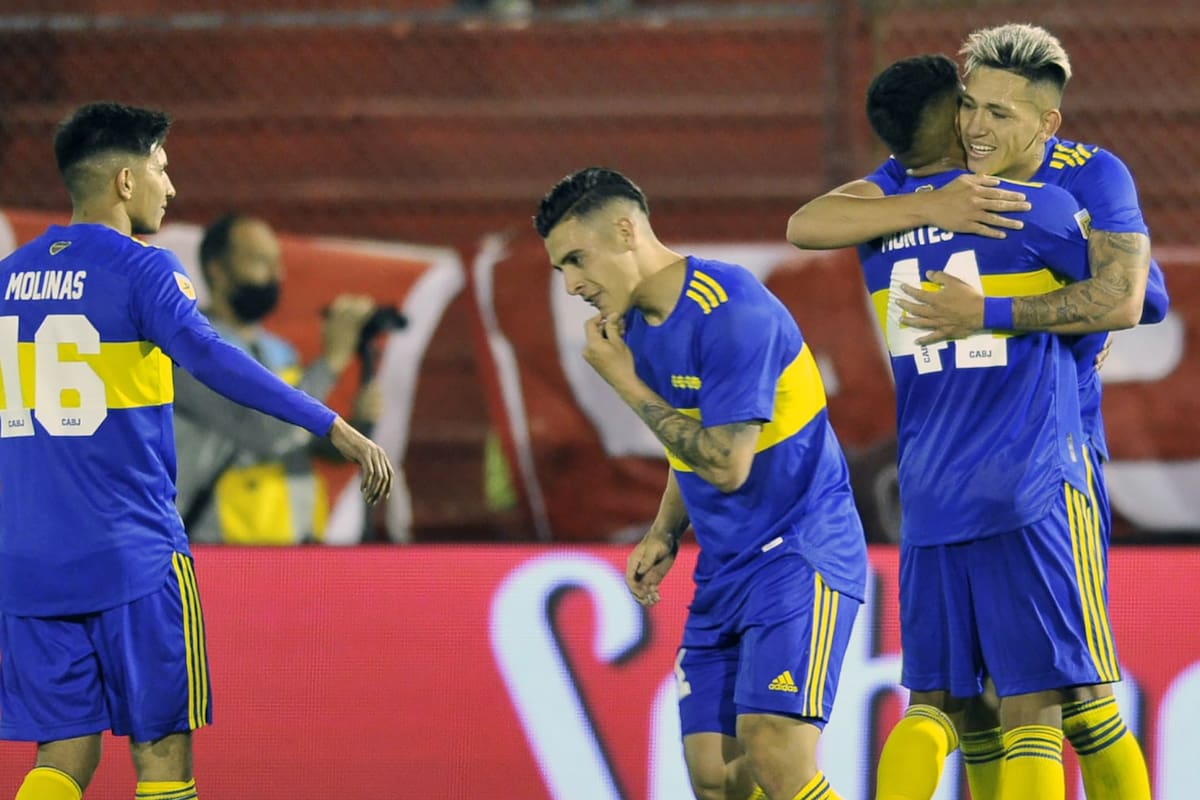 Tras su gol, Vázquez se abraza con Montes; cerca suyo, Pavón y Molinas