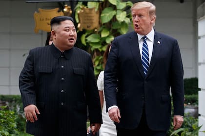 Tras su invitación al dictador para reunirse en la Zona Desmilitarizada, adonde iría esta noche, dijo que se sentiría "muy cómodo" si tuviera que cruzar a Corea del Norte