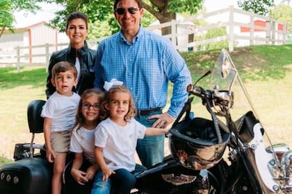 Tras su matrimonio y con el crecimiento de las aspiraciones políticas de Ron DeSantis, Casey dejó su carrera para cuidar a sus hijos, Madison y Mason. La menor, Mamie, nació después de que su esposo asumiera como gobernador
