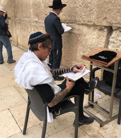 Tras su paso por Gran Hermano Famosos, Nino Dolce vivió una reconversión espiritual: se volcó de lleno al judaísmo. En la imagen, tomada de su instagram, frente al Muro de los Lamentos