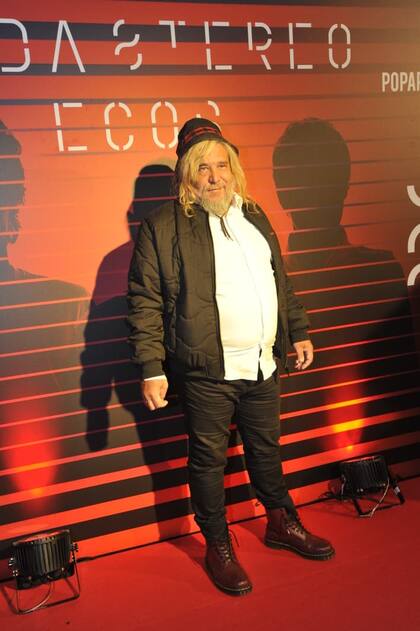 Tras su paso por Masterchef Celebrity, donde su figura se hizo popular para el gran público, Walas se robó todas las miradas en la alfombra roja. El líder de Massacre optó por un look más formal: lució unos pantalones negros que combinó con una camisa blanca