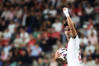 Tras su primera anotación, la del descuento, Ferrán Torres tomó el balón y alzó el puño hacia la tribuna desde donde alentaban sus nuevoas hinchas.