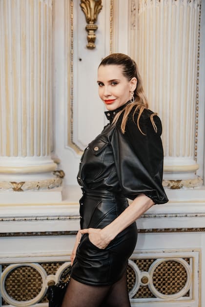Tras su regreso de St. Moritz, donde asistió al desfile de Moncler junto a su novio, Joaquín Furriel, Guillermina Valdes fue como invitada a la presentación de Heidi Clair