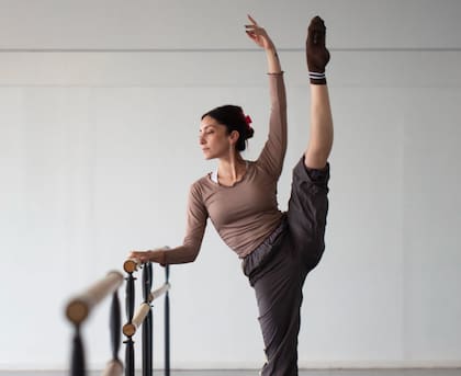 Tras su retiro de la danza, Aldana decidió indagar qué había provocado su lesión, que parecía propia de alguien mucho mayor: artrosis precoz y desmineralización ósea.
