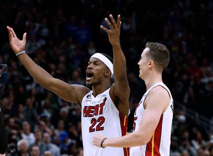 Tras superar a los Bucks con una gran serie de Jimmy Butler (22), los Heat de Miami comienzan su juego ante los Knicks de Nueva York.