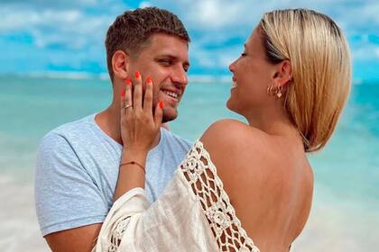 Tras tres años y medio de relación, Bárbara Vélez mostró el romántico momento en que aceptó casarse con Lucas Rodríguez