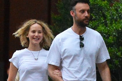 Tras un año de relación con el director Darren Aronofsky, la actriz está nuevamente en pareja