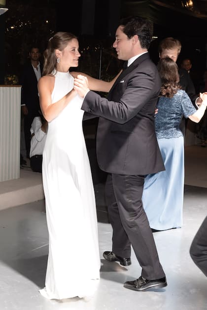 Tras un cambio de look –ella con un vestido más ligero y sin cola, también de Luzia do Nascimento– abren la pista de baile.