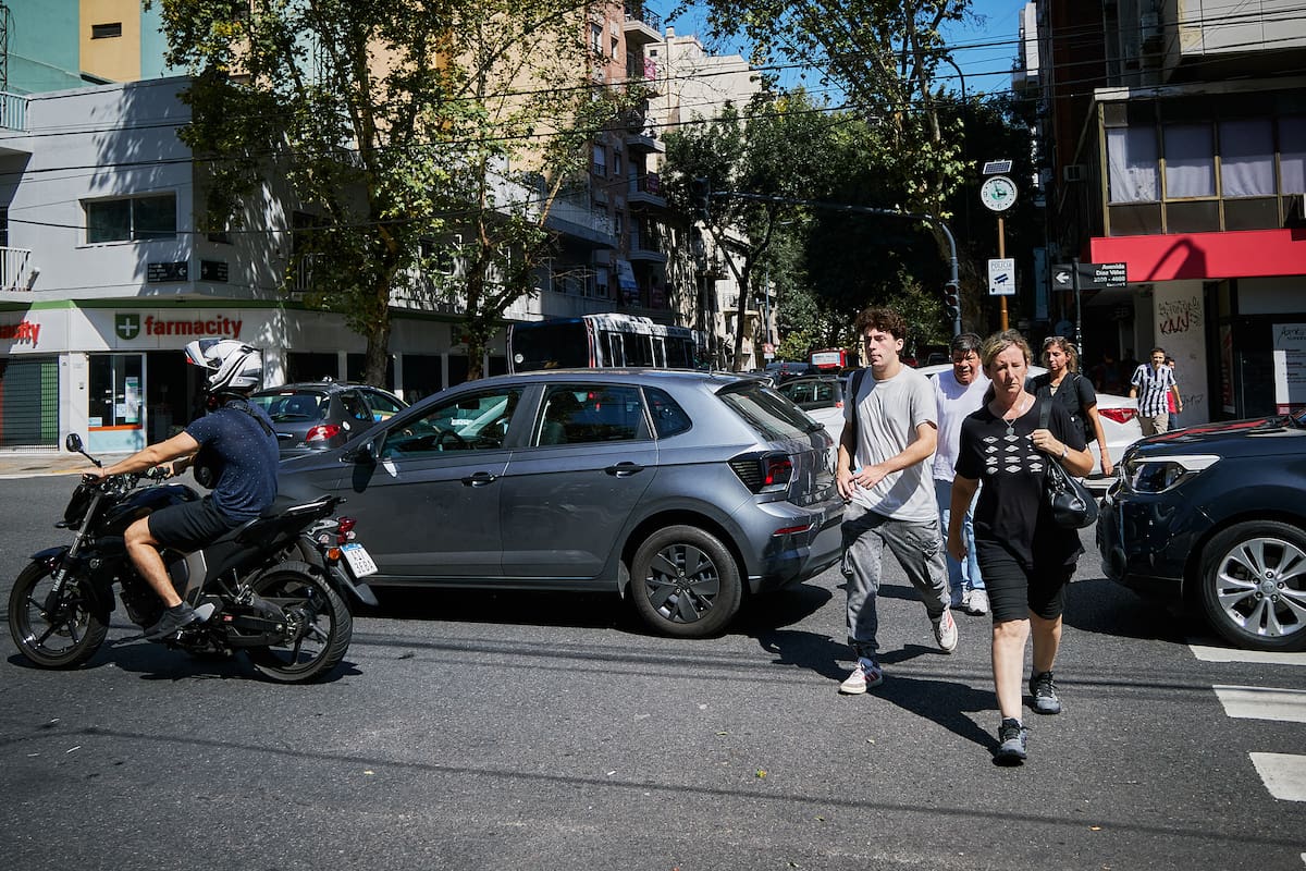 Tras un corte de luz, en Almagro, los peatones se exponen ante la falta de control y guía en el tránsito