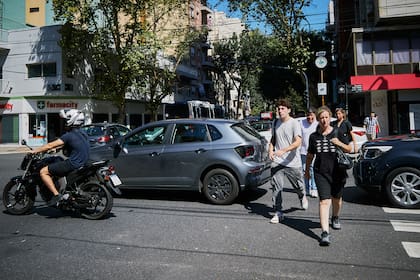 Tras un corte de luz, en Almagro, los peatones se exponen ante la falta de control y guía en el tránsito