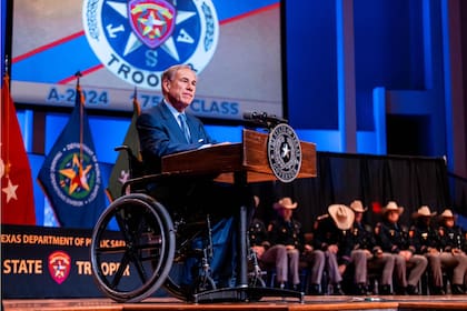Tras un crimen que conmovió a Texas, el gobernador Greg Abbott se suma a la búsqueda del responsable y ofrece una recompensa