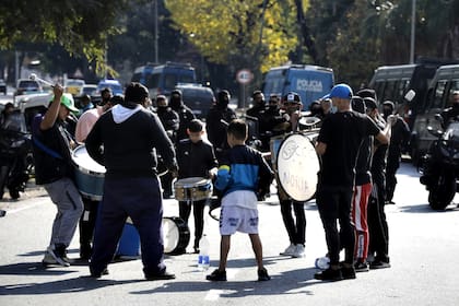 Tras un enfrentamiento entre bandas narcos, vecinos del barrio Padre Mugica de Villa Lugano reclaman seguridad cortando la colectora de General Paz y Castañares.