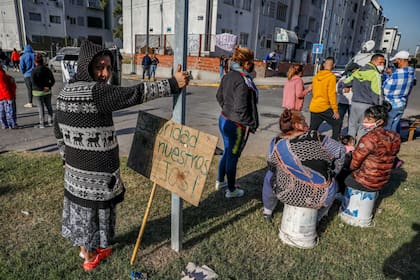 Tras un enfrentamiento entre bandas narcos, vecinos del barrio Padre Mugica de Villa Lugano reclaman seguridad cortando la colectora de General Paz y Castañares.