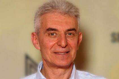 Tras un grave accidente, la mente del doctor Pier Piccioni quedó estancada. Sin recuerdos de los años transcurridos, se enfrentó a un mundo que no reconocía