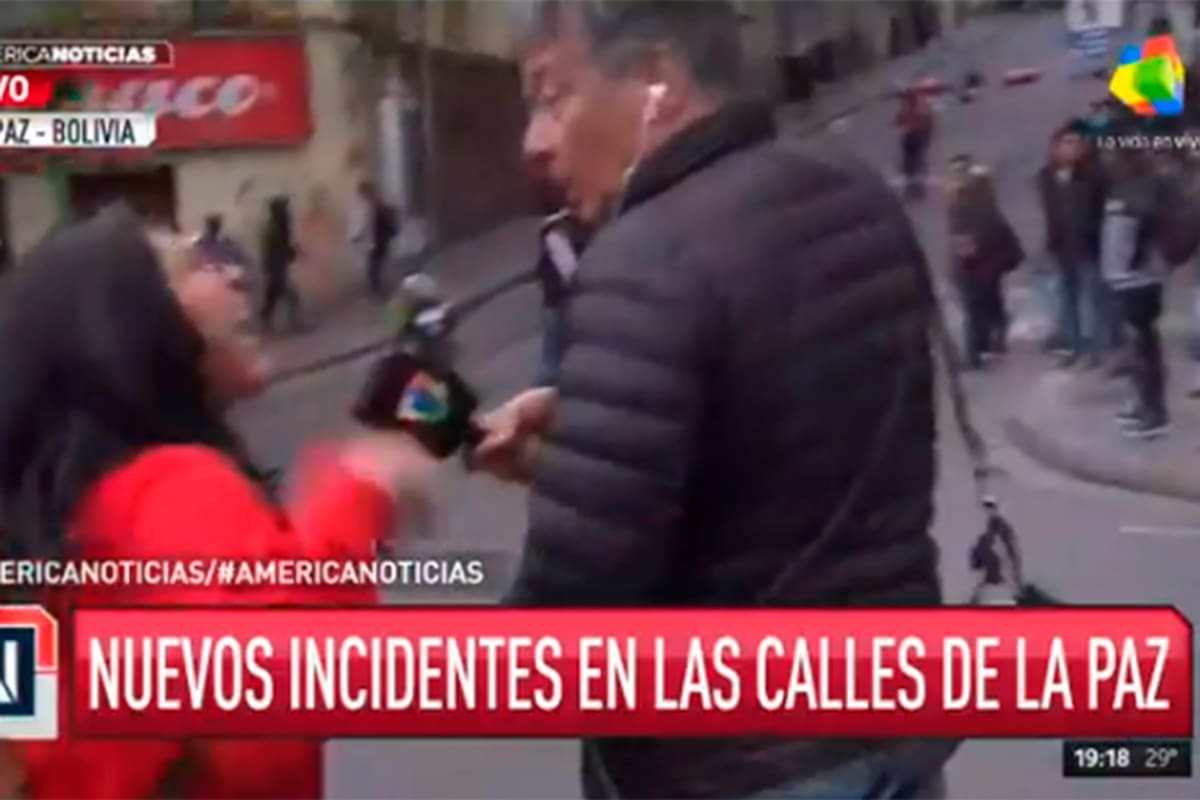 Tras un intercambio verbal con una manifestante, el equipo periodístico de América fue agredido en las calles de La Paz
