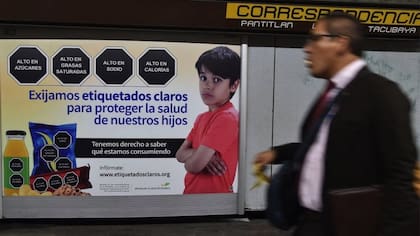 La norme prohíbe las campañas publicitarias infantiles de alimentos con excesos