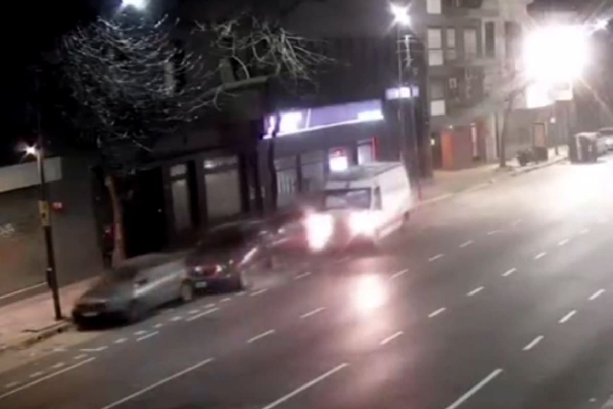 Tras un mala maniobra, una ambulancia chocó contra tres vehículos estacionados