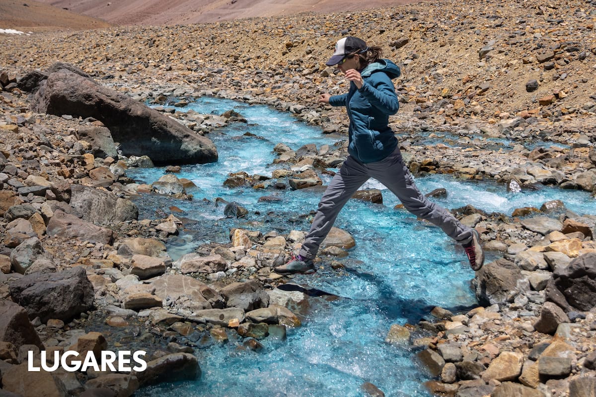 Después de una esforzada caminata se llega al arroyo Turquesa, al pie de los Andes.
