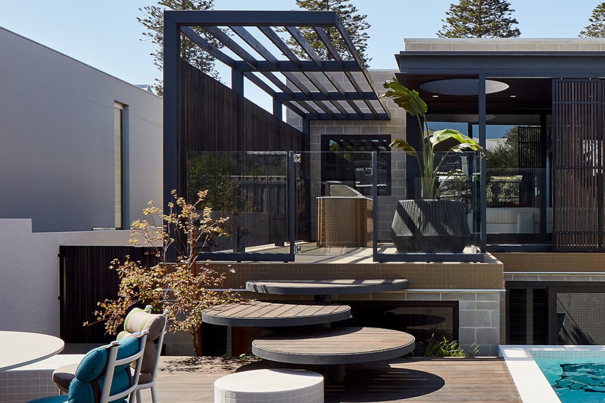 Tras un velo de madera que la expone y la resguarda, esta casa en la ciudad australiana de Perth homenajea a la arquitectura japonesa con su material más emblemático, aquel capaz de dotar de emoción un espacio aparentemente vacío.
