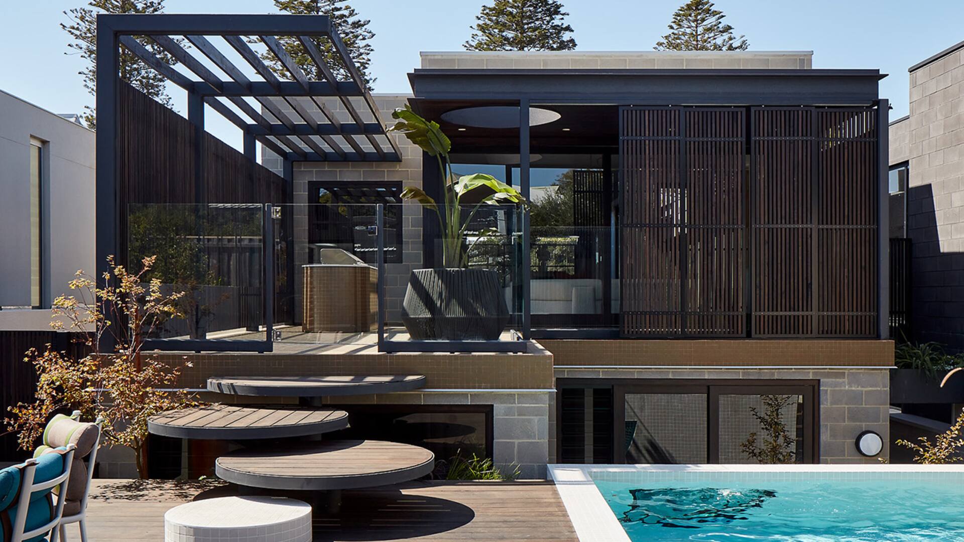 Tras un velo de madera que la expone y la resguarda, esta casa en la ciudad australiana de Perth homenajea a la arquitectura japonesa con su material más emblemático, aquel capaz de dotar de emoción un espacio aparentemente vacío.