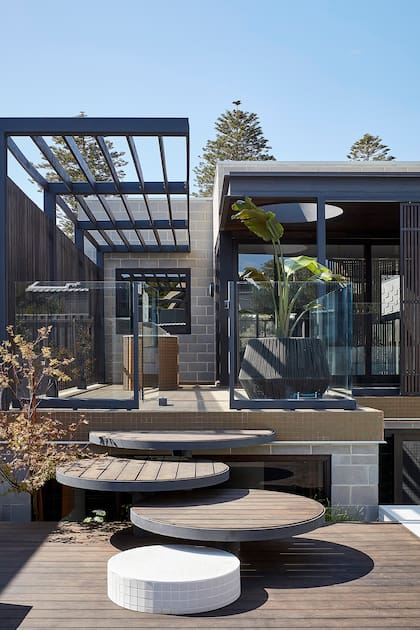Tras un velo de madera que la expone y la resguarda, esta casa en la ciudad australiana de Perth homenajea a la arquitectura japonesa con su material más emblemático, aquel capaz de dotar de emoción un espacio aparentemente vacío.