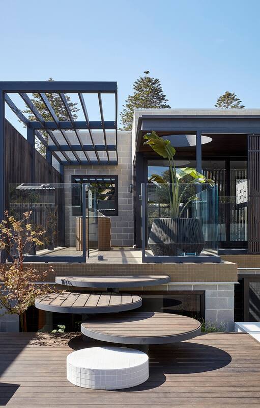 Tras un velo de madera que la expone y la resguarda, esta casa en la ciudad australiana de Perth homenajea a la arquitectura japonesa con su material más emblemático, aquel capaz de dotar de emoción un espacio aparentemente vacío.
