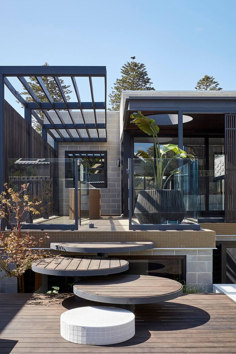 Tras un velo de madera que la expone y la resguarda, esta casa en la ciudad australiana de Perth homenajea a la arquitectura japonesa con su material más emblemático, aquel capaz de dotar de emoción un espacio aparentemente vacío.