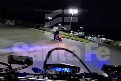 Tras una cinematográfica persecución detuvieron a dos sospechosos que escapaban en una moto robada