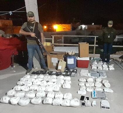 Tras una entrega controlada, detienen a cinco personas vinculadas con el tráfico de cocaína oculta en parlantes enviados en encomiendas