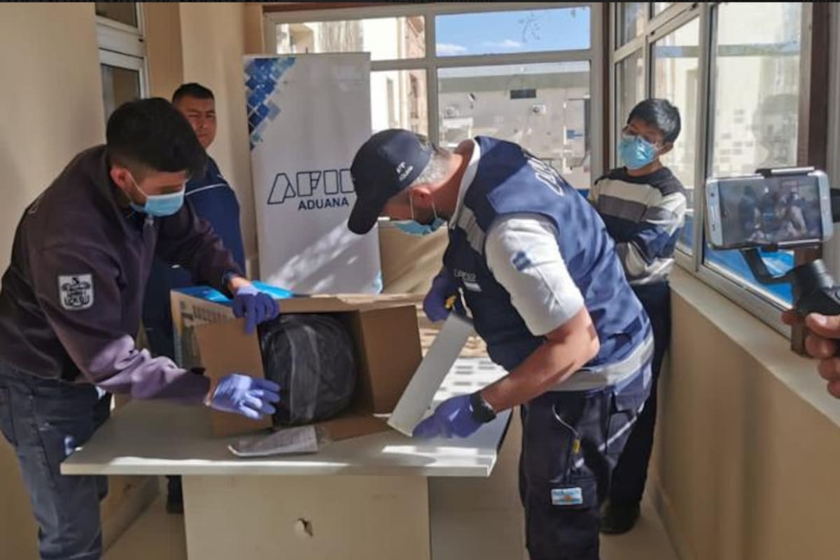 Tras una entrega controlada, detienen a cinco personas vinculadas con el tráfico de cocaína oculta en parlantes enviados en encomiendas