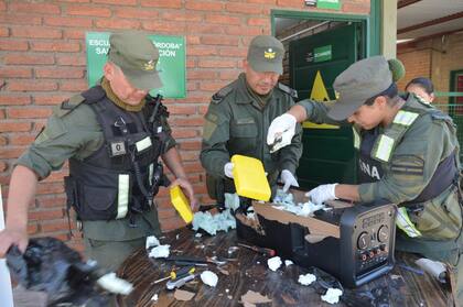 Tras una entrega controlada, detienen a cinco personas vinculadas con el tráfico de cocaína oculta en parlantes enviados en encomiendas
