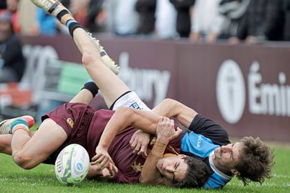 Tras una excelente patada de Gonzalo Gutiérrez Taboada, Santiago Marolda acaba de apoyar a pesar de la oposición de Tomás Passaro; es el primer try de Newman contra CUBA, en la fecha 9 del Top 12.