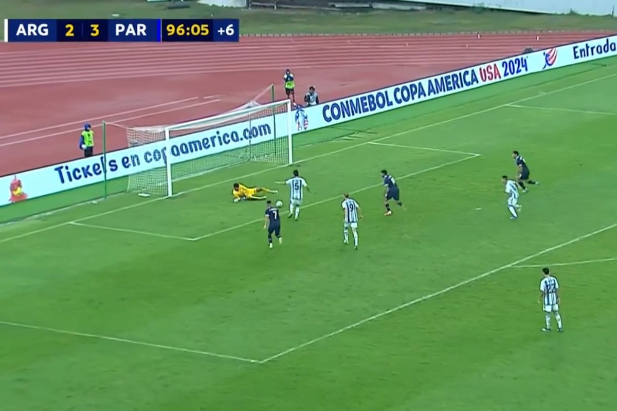 Tras una gran tapada del arquero paraguayo, Redondo tomó el rebote y estableció el 3 a 3 para Argentina ante Paraguay
