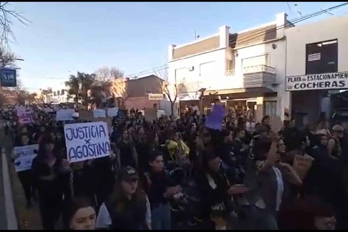Tras una masiva marcha en reclamo de justicia por el femicidio de Agostina Trigo, se registraron serios incidentes entre manifestantes y policías
