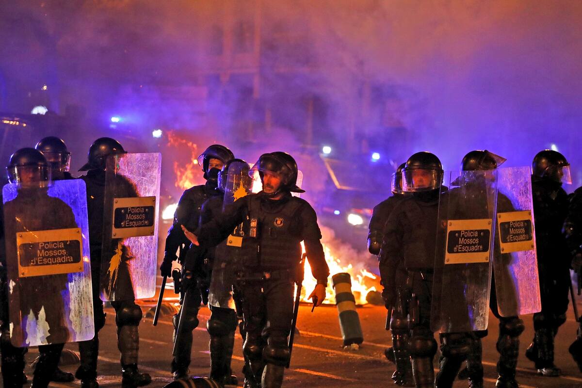 Tras una nueva noche de violencia callejera, Cataluña se despertaba este jueves con carreteras y vías férreas cortadas en la cuarta jornada de movilización contra las duras condenas contra dirigentes independentistas por su papel en la tentativa de secesión de 2017.