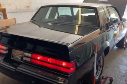 Tras una profunda limpieza, el auto de lujo de finales de los años 80 quedó como nuevo