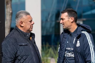 Lo que falta para llegar al momento de la firma: Scaloni y Tapia necesitan pulir el nuevo contrato