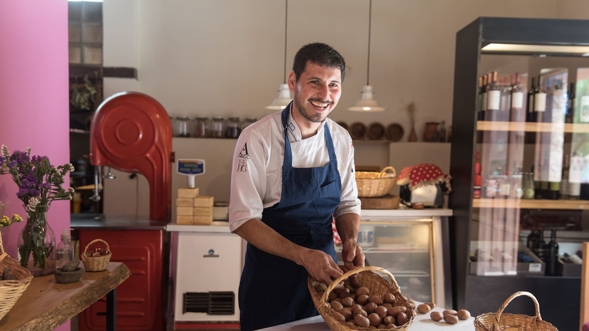 Tras varios años de formación en cocinas europeas, el jujeño Juan Manuel Chañi volvió a sus pagos para rescatar técnicas de cocción ancestral desde El Mesón.