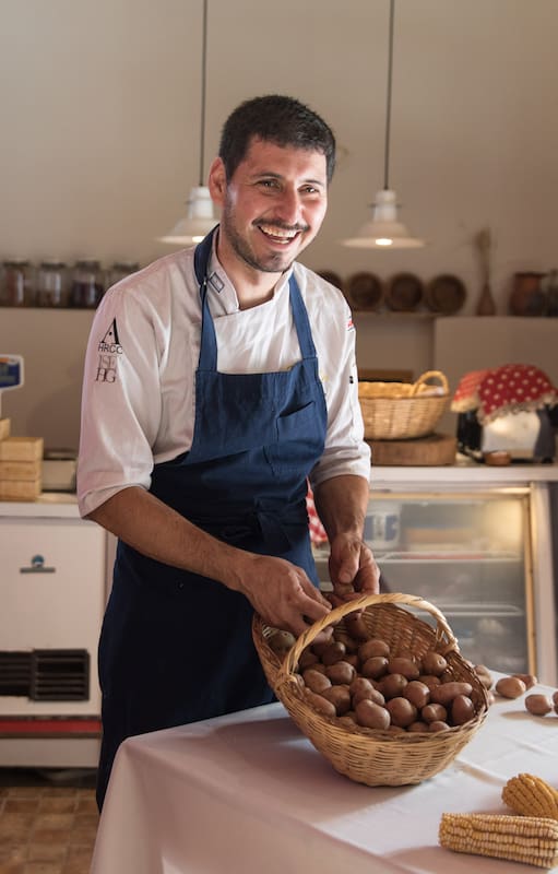 Tras varios años de formación en cocinas europeas, el jujeño Juan Manuel Chañi volvió a sus pagos para rescatar técnicas de cocción ancestral desde El Mesón.