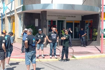 Tras varios días de conflicto, las movilizaciones se habían trasladado a la sede central de la cooperativa agrícola