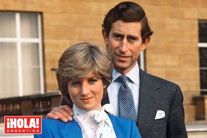 Tras varios resonados romances, el entonces príncipe se comprometió con Diana Spencer -quien parecía la candidata ideal para las aspiraciones de la familia real- el 24 de febrero de 1981.