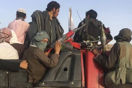 Tras ver cómo acribillaban a sus padres delante suyo, Qamar Gul, de 16 años, agarró el rifle de su padre, disparó y mató a tres insurgentes; luego, la adolescente junto a su hermano Habibullah, de 12 años, comenzó un tiroteo de una hora con otros agresores