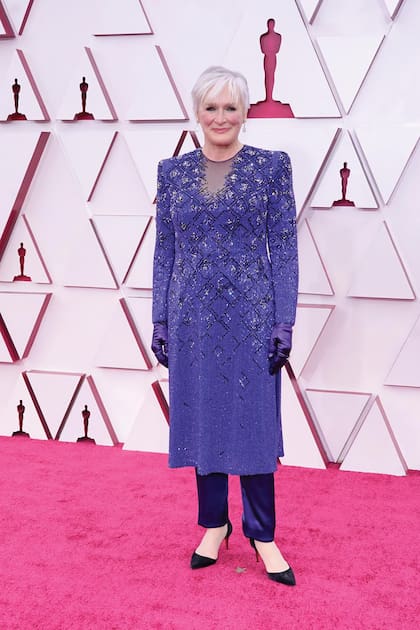 Tras
ver pasar la estatuilla por octava vez, Glenn Close (vestida por
Armani) protagonizó uno de los momentos más divertidos
de la noche, cuando se animó a “perrear” uno de los temas
que pasó el DJ Questlove.