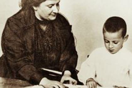 Tras visitar un manicomio en Roma, Montessori quedó horrorizada por la forma en que trataban a los niños.