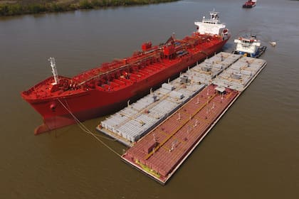 Trasbordo de combustible en la zona Delta, en el kilómetro 171 del Paraná Guazú.