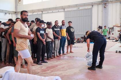 Trasladan a cientos de migrantes de Creta a Grecia continental ante repunte de llegadas desde Libia