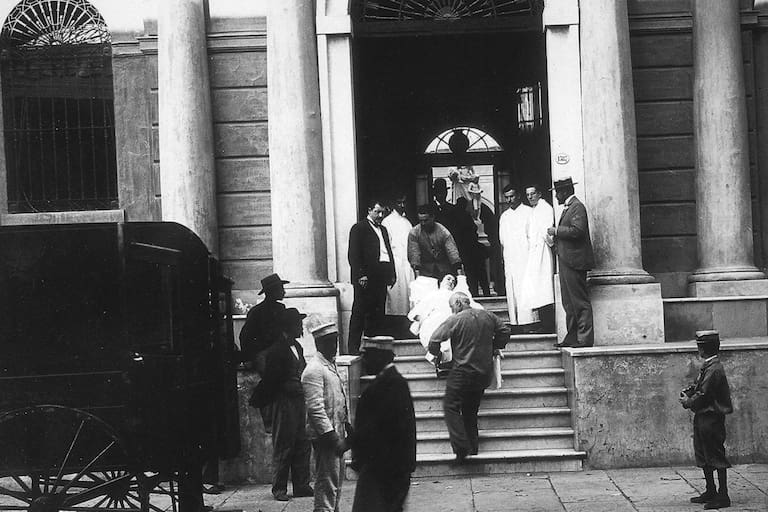 Traslado de paciente en ambulancia a comienzos del siglo pasado ingresaba en el flamante edificio del Hospital Italiano.