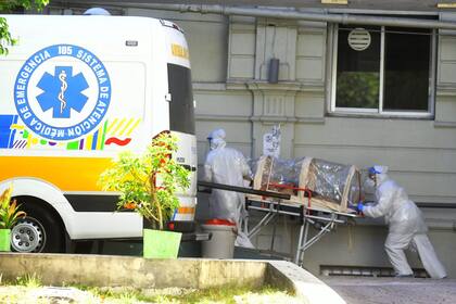Traslado de pacietes con Covid a hospitales de Montevideo