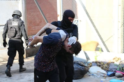 Traslado de presos de la Unidad Regional II de Rosario a penales de máxima seguridad del sur de la provincia de Santa Fe